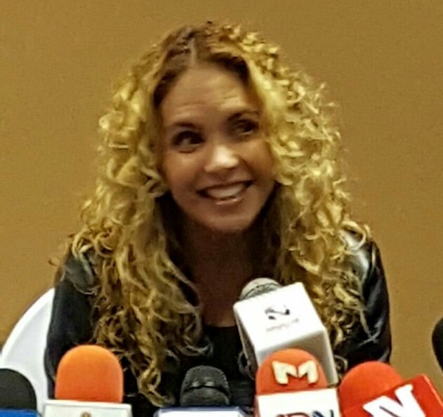 AnaLeti12852298's tweet photo. A @LuceroMexico é tão linda que quando ela nasceu, o Médico jogou ela pra cima e disse "se voar é anjo".😂😍mano é muita BELEZA! https://t.co/g3o2fMkG5s