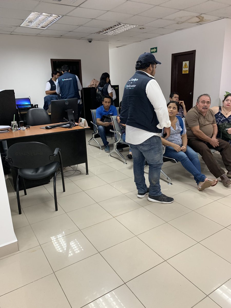 SCDE20's tweet photo. @BanEcuadorBP llevamos casi dos horas por aperturar una cuenta d #ahorro y nada. Alguna persona responsable ?! Tks. Más d 100 turnos y solo un #funcionario y recién llega el segundo. Y aquí varios haciendo!? https://t.co/FBhjZUmfMD