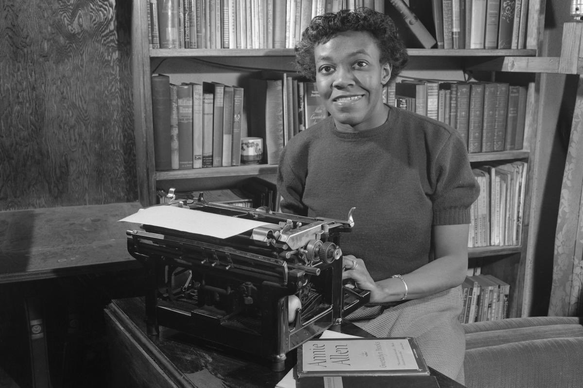 wellreadblkgirl's tweet image. Happy Birthday to the extraordinary poet #GwendolynBrooks 💕 Born on this day in 1917 📖 “I felt that I had to write. Even if I had never been published, I knew that I would go on writing, enjoying it and experiencing the challenge” #wellreadblackgirl