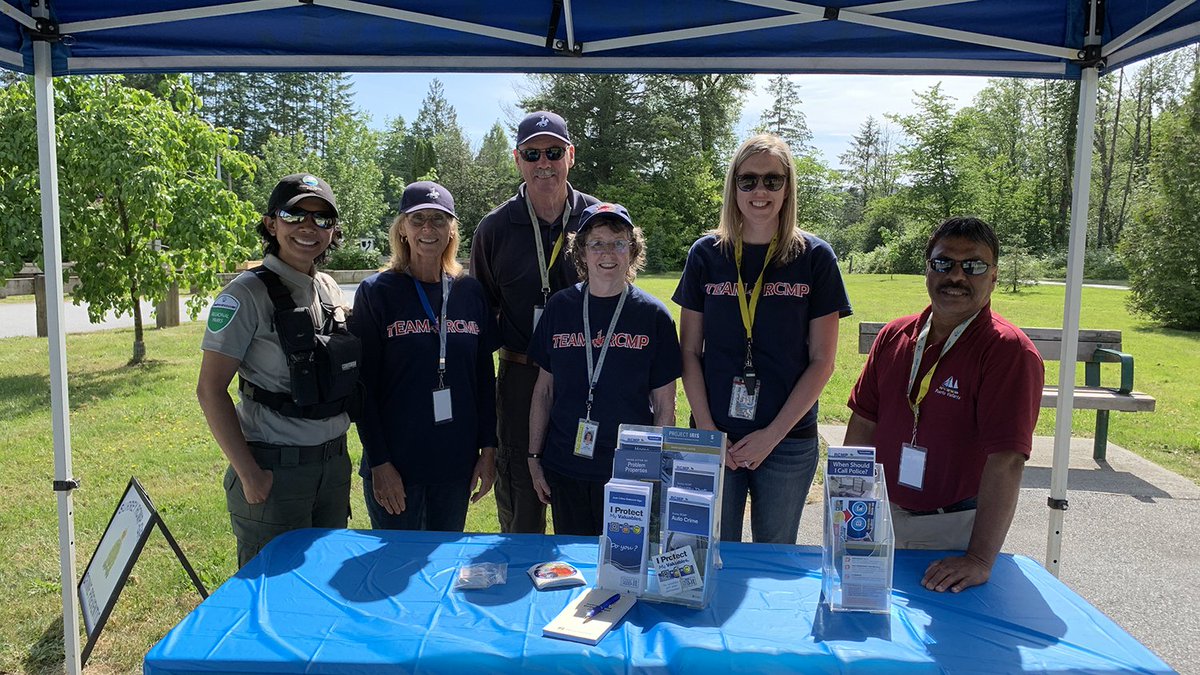SurreyRCMP's tweet image. Our volunteers were joined by our @MetroVancouver Park Ranger friends at Tynehead Park the other day as they educated residents about thefts from vehicles as we head into the warm weather months. #parksafety #partners #StopAutoCrime
