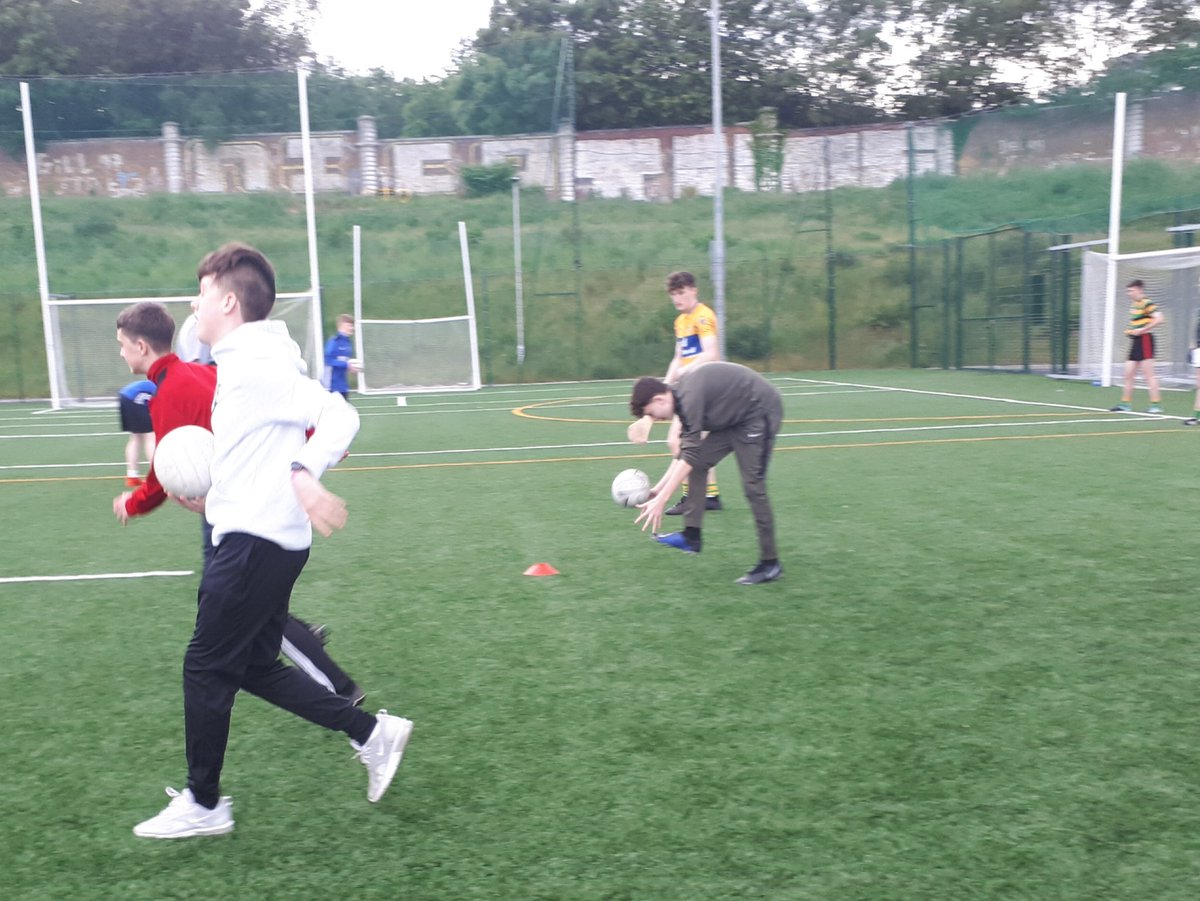 Davitts1912's tweet photo. We had the pleasure of hosting Berlin Swifts at Davitt Park tonight. We introduced them to Gaelic Football in a cross community scheme sponsored by @belfastcc  
A few @AontroimGAA starts in the making! #ontherighttrack #PeaceIV #specialeuprogrammesbody https://t.co/R9HoEiJqrE