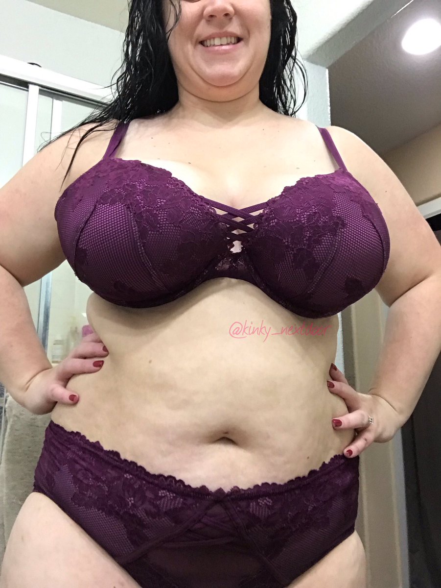 kinky_nextdoor's tweet photo. Happy #friskyfriday. I hope you have a wonderful day. My weekend is packed full. #mombod #thickandhappy #curvy #friyay #polyquad #bodypositive https://t.co/99ADo7U5mf