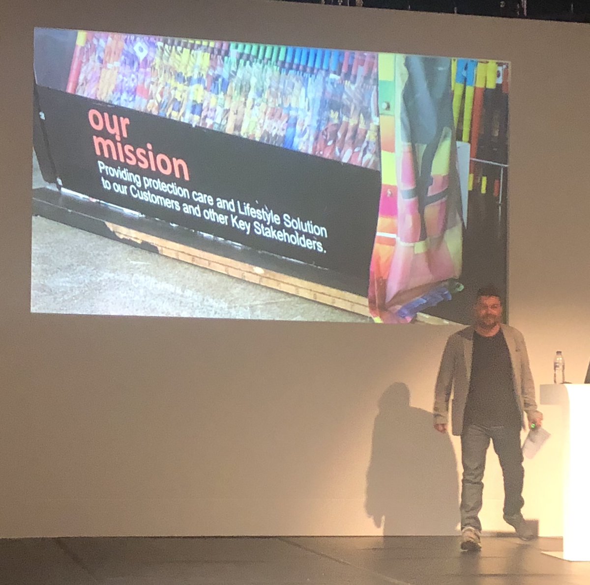 STEcopywriting's tweet photo. “80% of bonding conversations between strangers are about what a dick someone else is being.” @nickparker on top form at #CreativeNorth #thefutureofcontent https://t.co/s3ZEADXklM