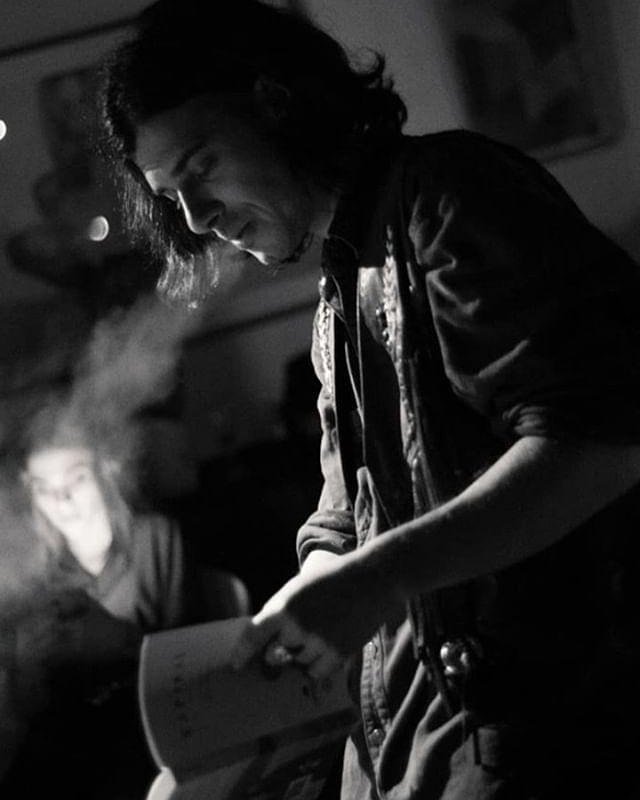 "Encontré que mi mejor estado mental para escribir #Espiral no era estando ni drogado ni borracho ni triste ni contento. En el estado que más cómodo me sentía era estando de Jet Lag", dijo #NicoWussy sobre su libro en una entrevista publicada en <a href="/RegiaMag/">Regia Magazine</a>

regiamag.com/nico-wussy-esp…