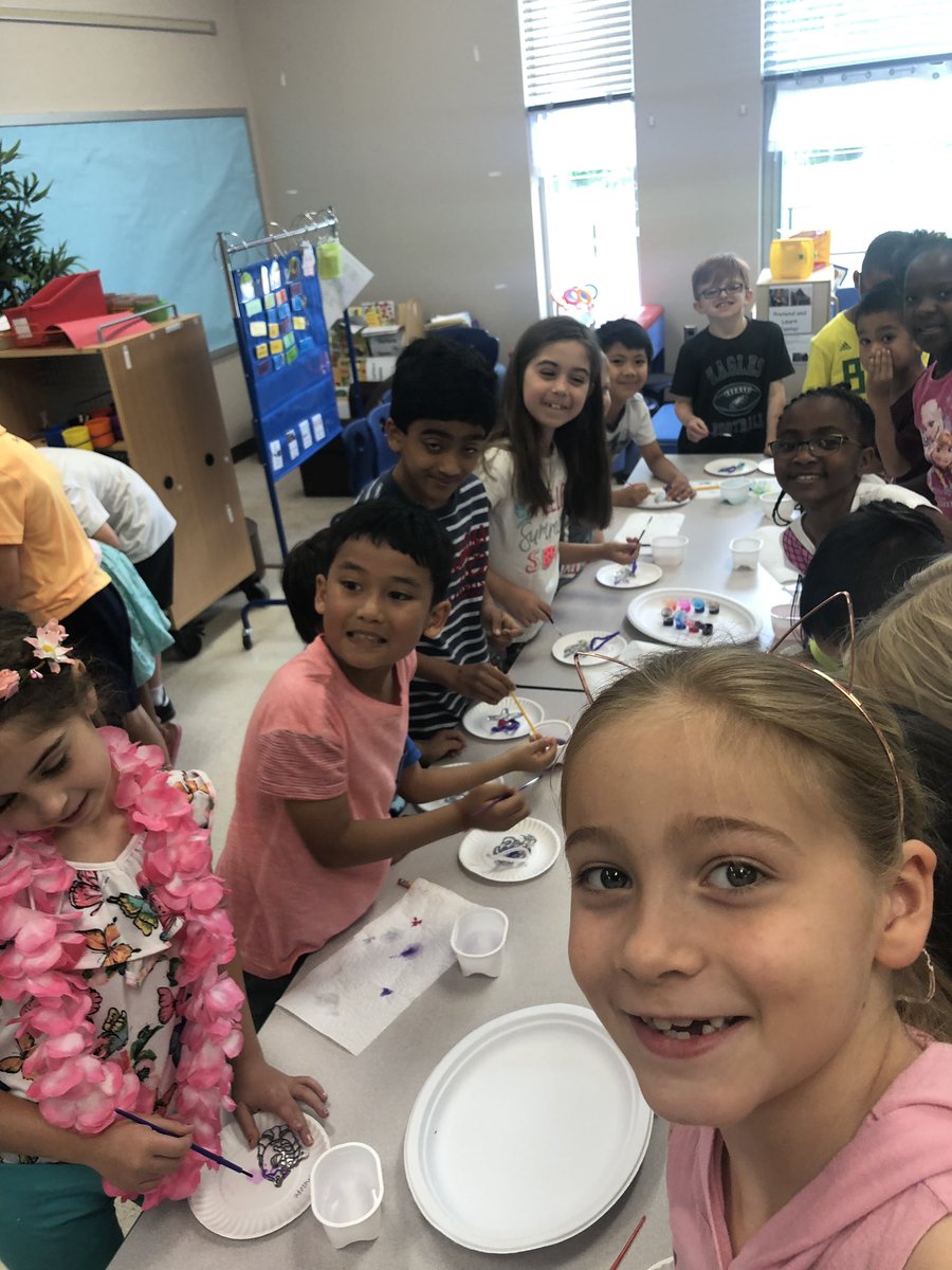misscudmore's tweet photo. We had a great time making crafts with our PreK book buddies today! 💕 https://t.co/yce6YoNO9M