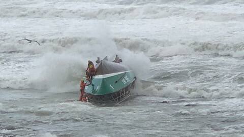 Купаемся в море сочи. Шторм в светлогорске 2022. Попал под шторм. Жабодав в шторм. Попал под шторм.