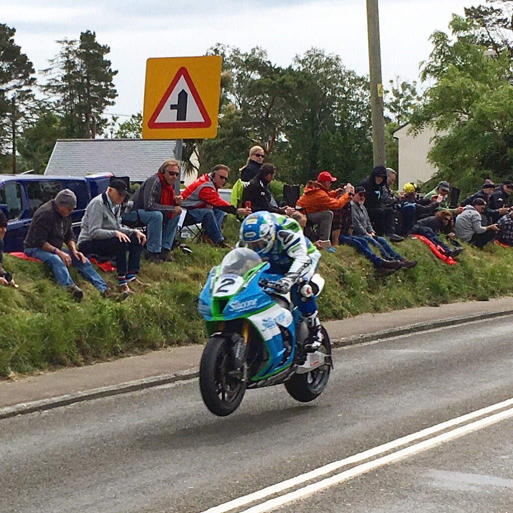 SM3Gedd's tweet photo. Flying bikes!! Dean Harrison on his way to winning the Senior race at the TT! #isleofman #isleofmantt #superbikes #iomtt #roadracing #deanharrison #siliconeengineering @deanharrisonTT https://t.co/NOR2nQnI30