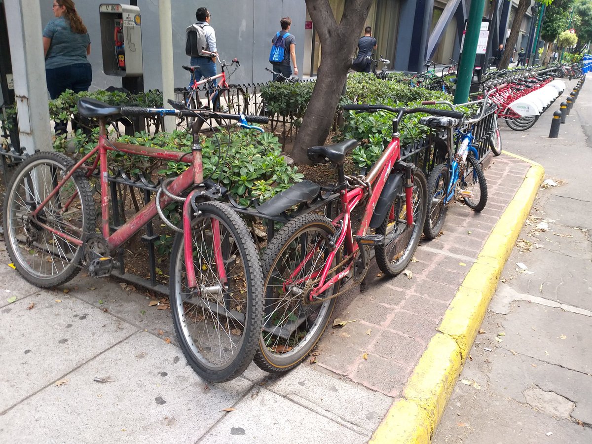 ACOZORO's tweet photo. #AcozoroInforna a todos los visitantes a la #ZonaRosa, la herrería de las jardineras no está diseñada para que dejen sus bicicletas, las jardineras son para embellecer nuestras calles, por favor respeta estos espacios que son para todos #AcozoroPorUnaZonaRosaOrdenada https://t.co/wDA6gbpDlP