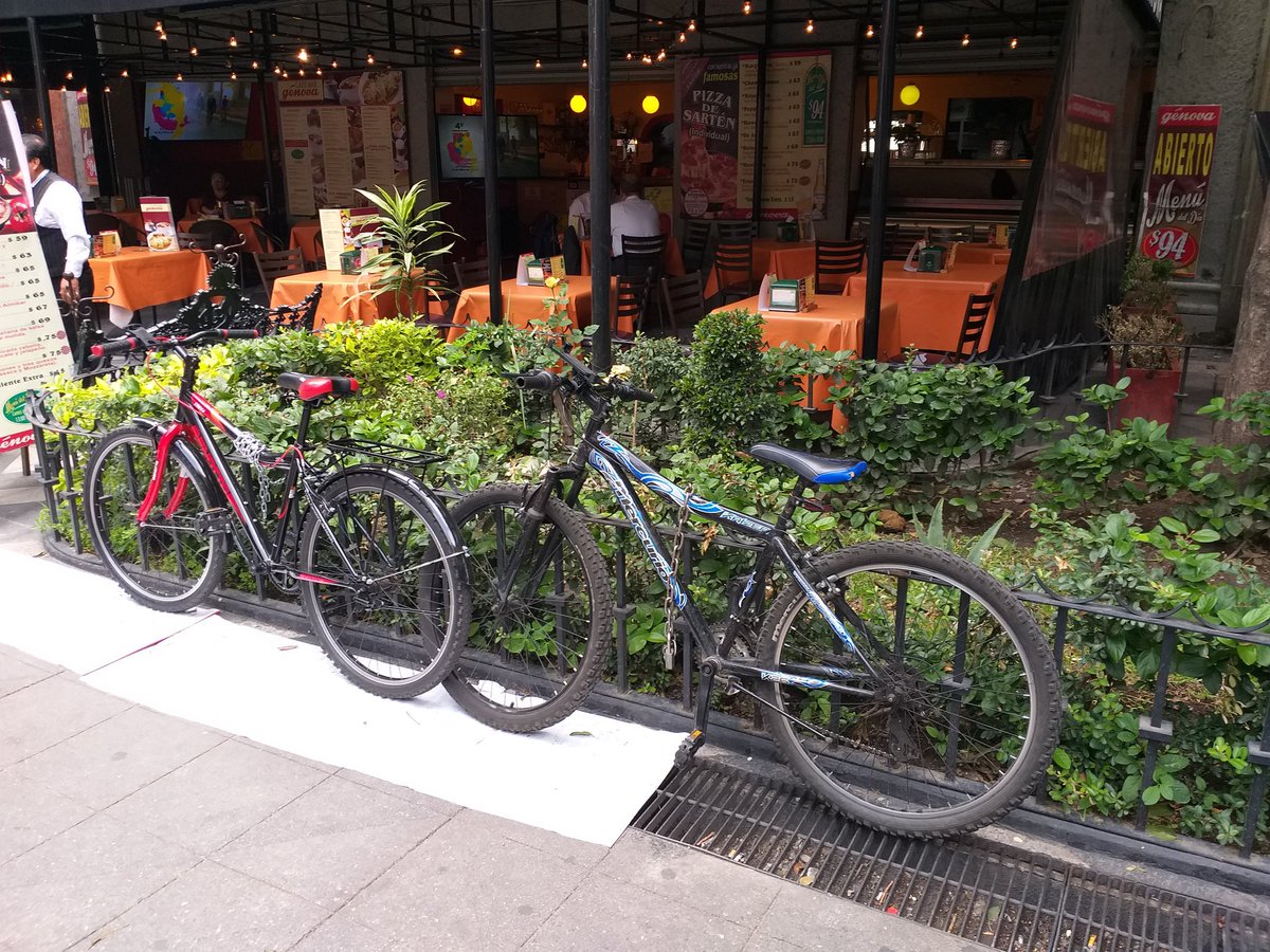 ACOZORO's tweet photo. #AcozoroInforna a todos los visitantes a la #ZonaRosa, la herrería de las jardineras no está diseñada para que dejen sus bicicletas, las jardineras son para embellecer nuestras calles, por favor respeta estos espacios que son para todos #AcozoroPorUnaZonaRosaOrdenada https://t.co/wDA6gbpDlP