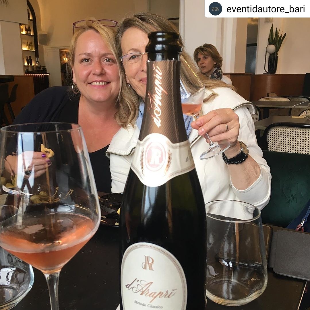 dArapriSpumanti's tweet photo. #Repost @eventidautore_bari
• • • • •
#stampa #press #presstour #giornalisti #aperitivo #bollicine #bollicinevip #darapri #enjoydarapri #puglia #weareinpuglia #puglia #bari #metodoclassico #vinoitaliano #winelover #winetasting #brindiamo #ais #sommelier #enjoydarapri https://t.co/tnVhcgA7g9