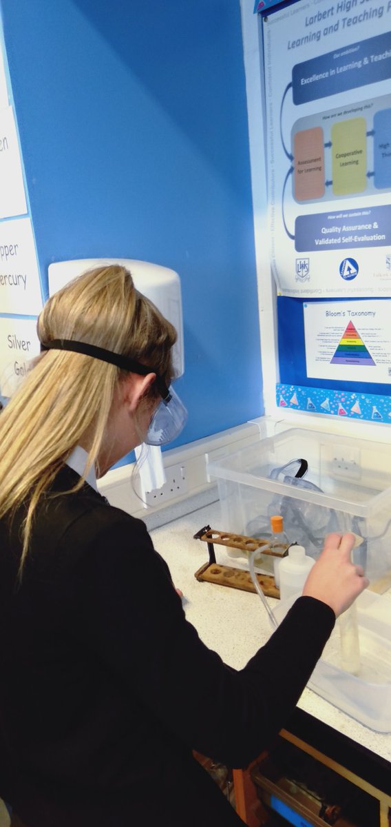 N5 chemists trying to measure the rate of a chemical reaction by collecting gas. #chemistry #scienceisfun