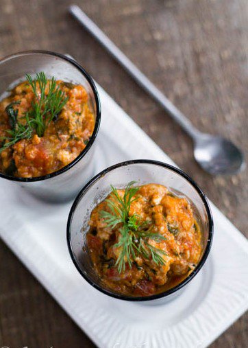 CHTITHA MOUKHIl s’agit de la cervelle de mouton préparée avec des tomates, de l’ail, persil, avec ou sans œufs. Servie habituellement avec du bon pain maison mais sur la photo elle est servie en entrée et en verrine.