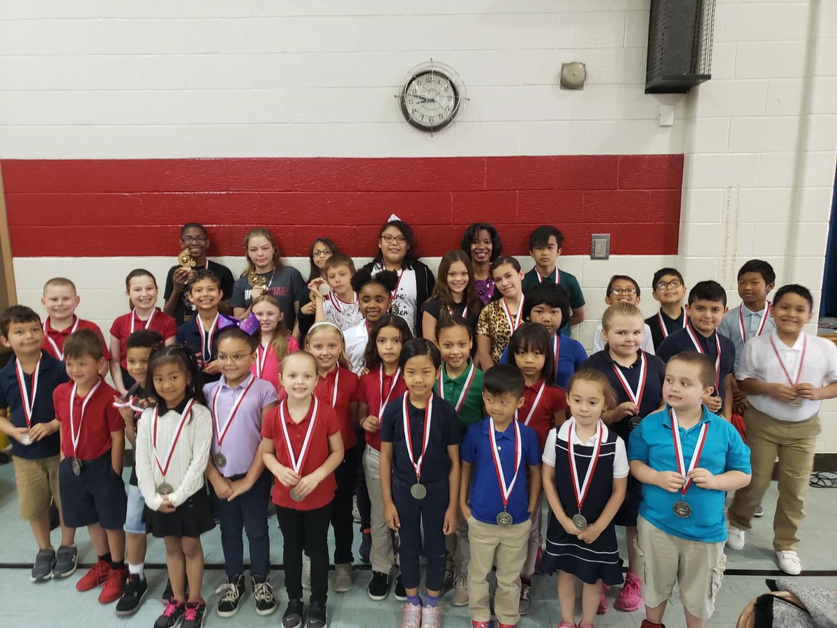 IPSBrandes65's tweet photo. We began this Finish Strong Friday by celebrating students who have been on Honor Roll all year. We also celebrated our Teacher of the Year, Mrs. Kitchen, who coordinates all of our honors celebrations.#highacheivers @ms_siefert https://t.co/3JlgRvgWqV