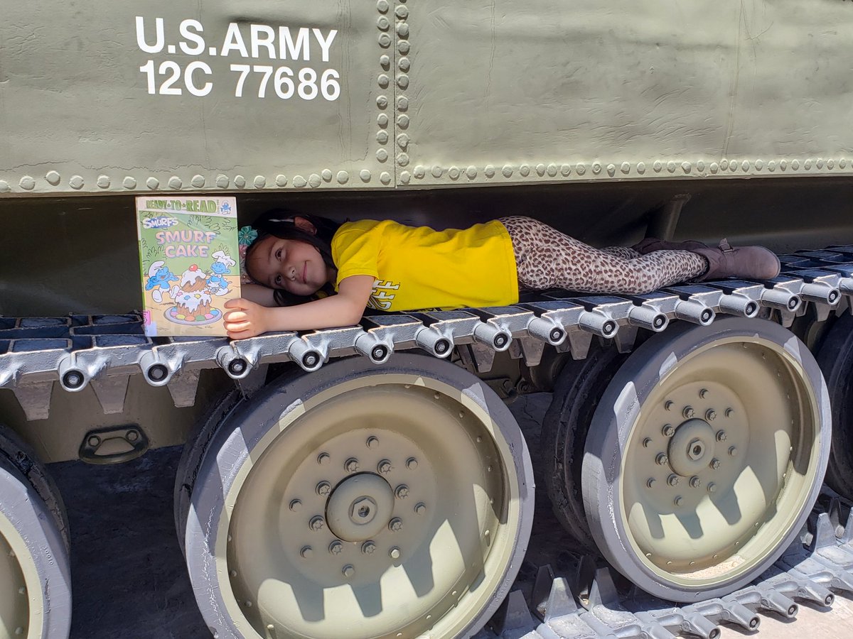 ladefaba4's tweet photo. Even at war you always can take a break to read. @cdelrio_LVES @LVerde_ES #TeamSISD #DestinationSISDReads #LVEBearsRead https://t.co/VShWDcYubz