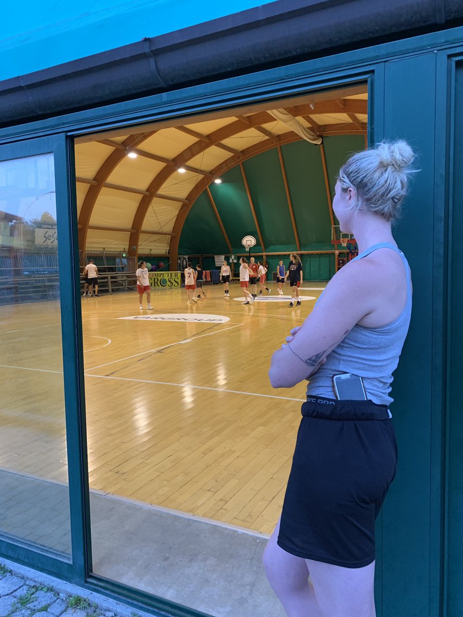 Hey <a href="/DukeWBB/">Duke Women’s Basketball</a> look who we found!!!! #Italy #Honeymoon