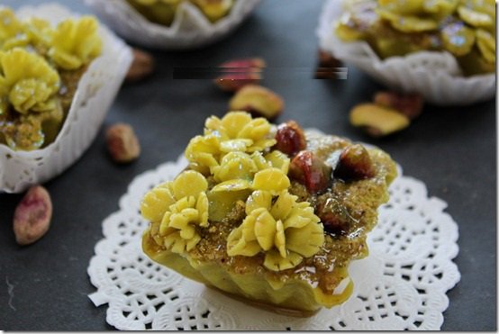 EL FOUSTOUKIYAEl foustoukiya الفستقية , un gâteau délicieux aux amandes et aux pistaches.Il tient son nom de la présence de pistaches justement, el foustouke الفستق  en arabe et de cette jolie couleur verte.