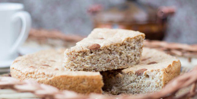 KAAK EL JOUZOriginaire de Bejaia, un gâteau pour accompagner le goûter algérien fait a base d’œufs de sucre en poudre, levure, farine , beurre et quelques amandes entières.