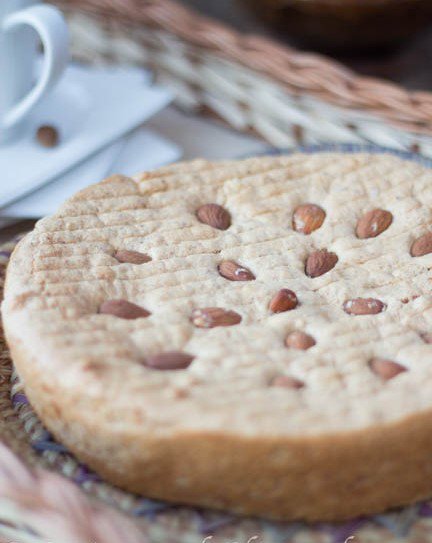 KAAK EL JOUZOriginaire de Bejaia, un gâteau pour accompagner le goûter algérien fait a base d’œufs de sucre en poudre, levure, farine , beurre et quelques amandes entières.