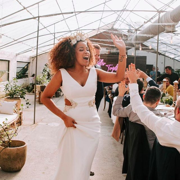 ThirstyNest's tweet photo. Heading over to the open bar like πππ What's your drink of choice at a wedding reception? (Regram via @greenweddingshoes, Photography: @ahr_photos, Venue: @salesxardin, Design οΌ planning οΌ florals: @elmonoconsombrero) #thirstynest #giftbetter #winespiritregistry https://t.co/GU9a3VOi30
