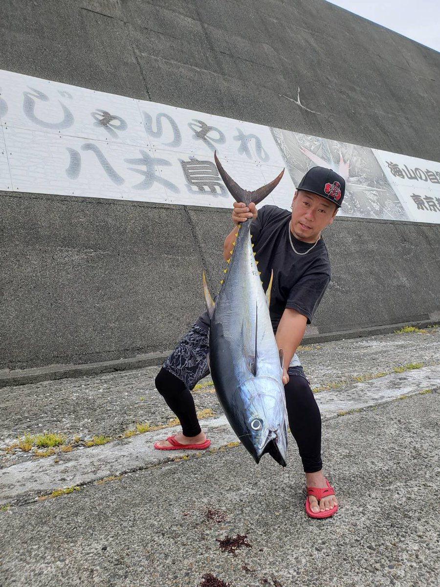 海達 八丈突いとく ヒラタ君 O O 来てすぐやってくれてたから今年も満足してるやろうし 毎年毎年やってくれるじぇ 今年のは１８キロ位か 八丈島 釣り キハダマグロ 刺身が届いてないけどアイツ全部持ち帰るつもりか 刺身 俺も