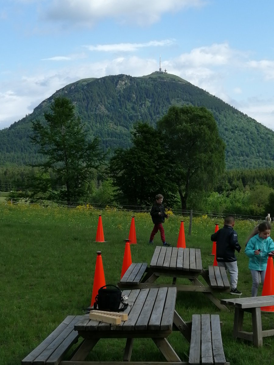 DebordeLaure's tweet photo. Jour 3 : Voyage scolaire CP et ULIS École Louis Liandon Cusset 
Course d'orientation électronique avec une vue magnifique vue sur le Puy de Dôme.
Merci à la mairie de Cusset sans qui tout ceci n'aurait pas été possible.
De beaux moments passés avec nos élèves. https://t.co/0baSruT5zw
