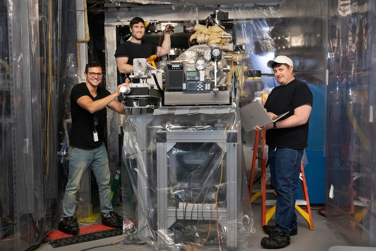 MDCPrecision's tweet photo. Electron Bunches Keep Ions Cool at RHIC https://t.co/zkgoOXPlvy #BNL #BrookhavenLab #RHIC #NuclearPhysics #ElectronCooling #ParticleCollider #VacuumScience #mdcvacuum #LEReC #Photocathode #Electrongun #beamline #vacuumchamber #Physicsnews #particlephysics #Vacuumtech #HighVacuum https://t.co/qz0vi5IR2Z