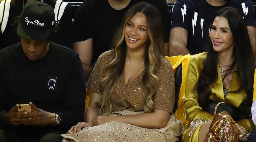 TVyNovelasMex's tweet photo. "¡Mío, ese hombre es mío!" estuvo a punto de cantarle #Beyoce a la esposa del dueño del equipo #GoldenStateWarriors, quien durante un partido de finales de la #NBA, intentó acaparar la atención de #JayZ pasando incluso encima de su esposa https://t.co/18vmva0KV0 https://t.co/vMGtb9U2Fj