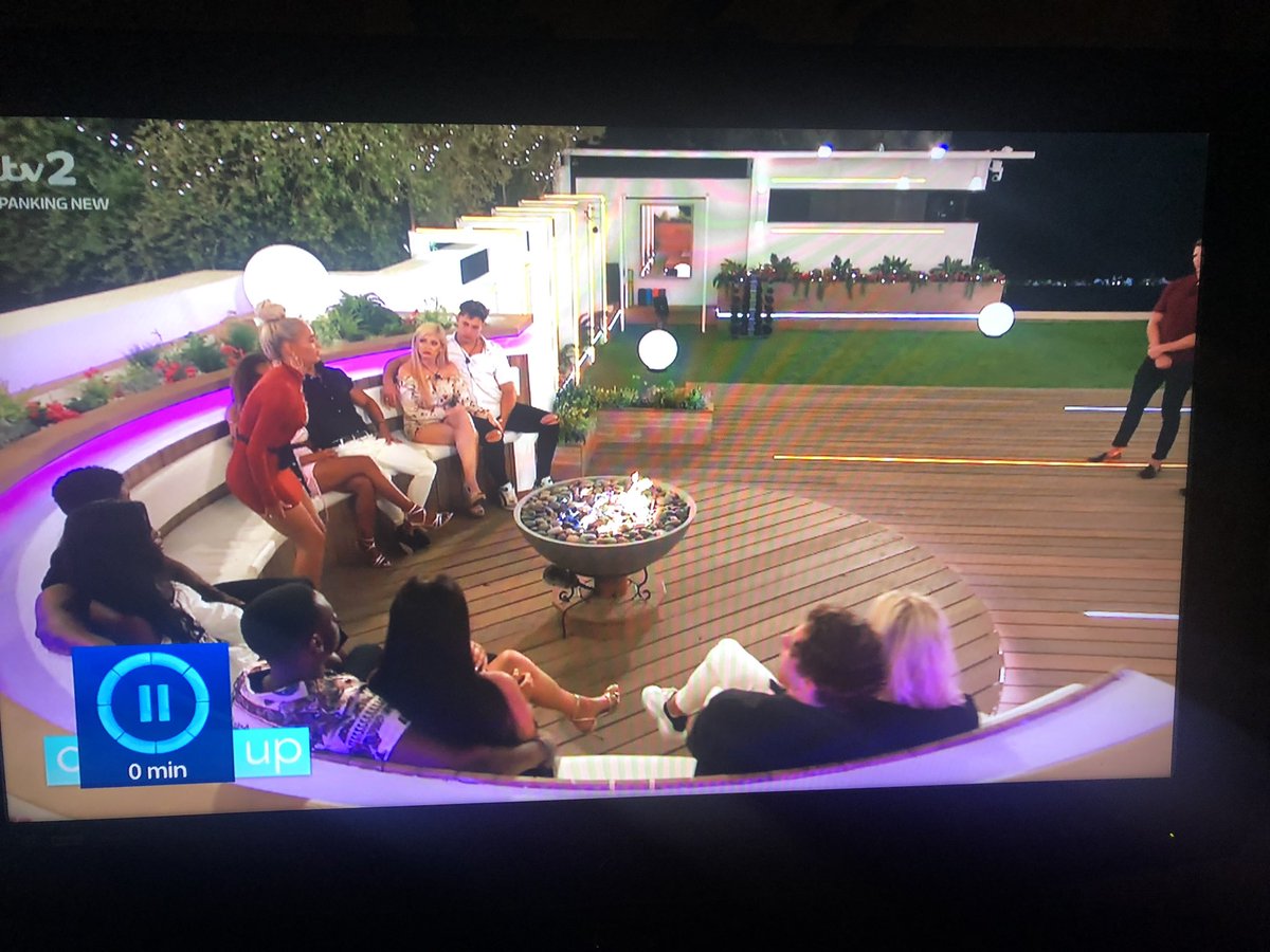 Daniel1402_'s tweet photo. Brilliant!! Thanks for ruining the re-coupling @LoveIsland #lovelsland https://t.co/E3oqaY7ovY