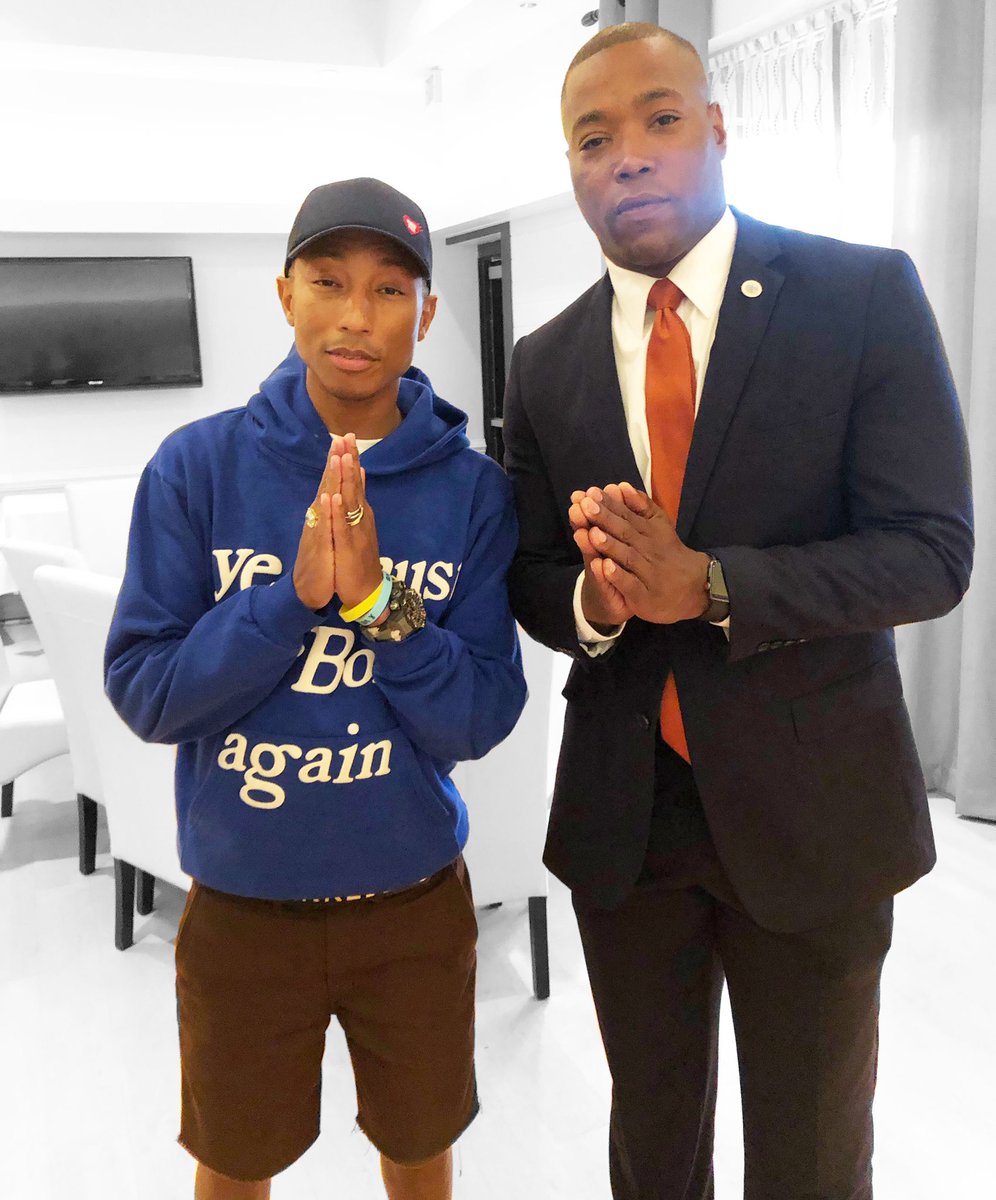 AaronRouseVA's tweet photo. VIRGINIA FOR LIFE ✌🏾🖖🏾
 VIRGINIA BEACH
 @Pharrell 
#VBStrong 
#loveforVB 
#virginiabeach 
#virginia https://t.co/syH1Xqm4t6
