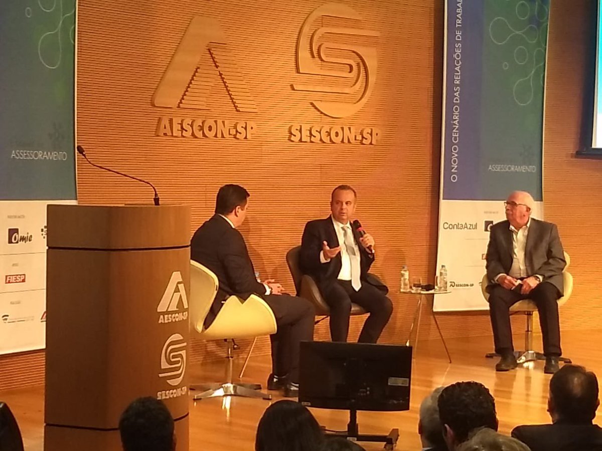 rogeriosmarinho's tweet photo. A decisão de investir e de empreender vai se dar em cima da segurança de que o governo vai ter capacidade de honrar compromissos. A #NovaPrevidência é a base para o crescimento econômico. Hoje em palestra organizada pelo #Sescon, recebemos o apoio do setor. https://t.co/52sK0xHkdi
