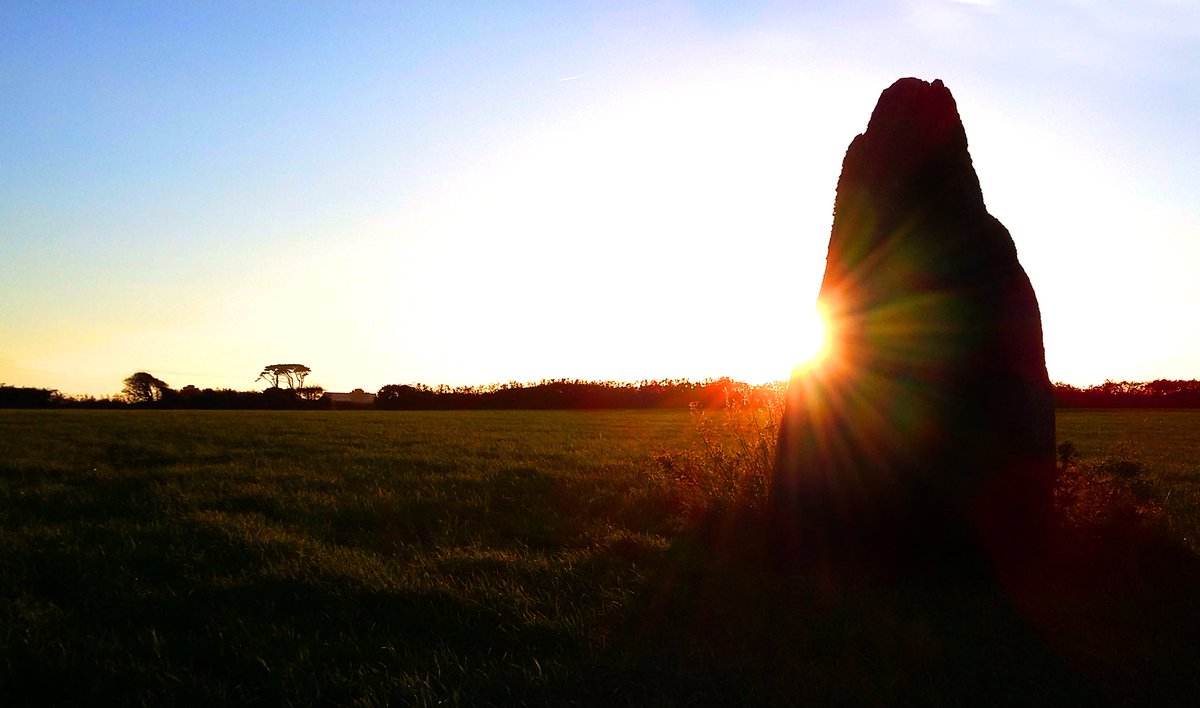 'Women turned to stone for dancing on The Sabbath' is a common folklore theme of  #Penwith prehistory. The Sisters (aka Drift Stones) are said to have met this fate for dancing to the tune of The Blind Fiddler in nearby Catchall. #PrehistoryOfPenwith #megalithic