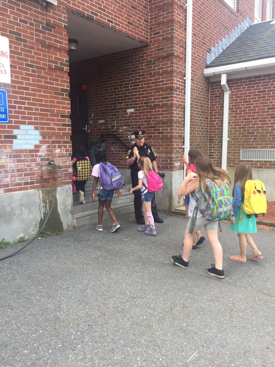GalliganGators's tweet photo. Thank you to TPD @TauntonPolice for an awesome High Five Friday at Galligan this morning! So many smiles and high fives, of course! #TauntonsFinest #communtybuilding @Taunton_Schools https://t.co/PZRvEWbFiV