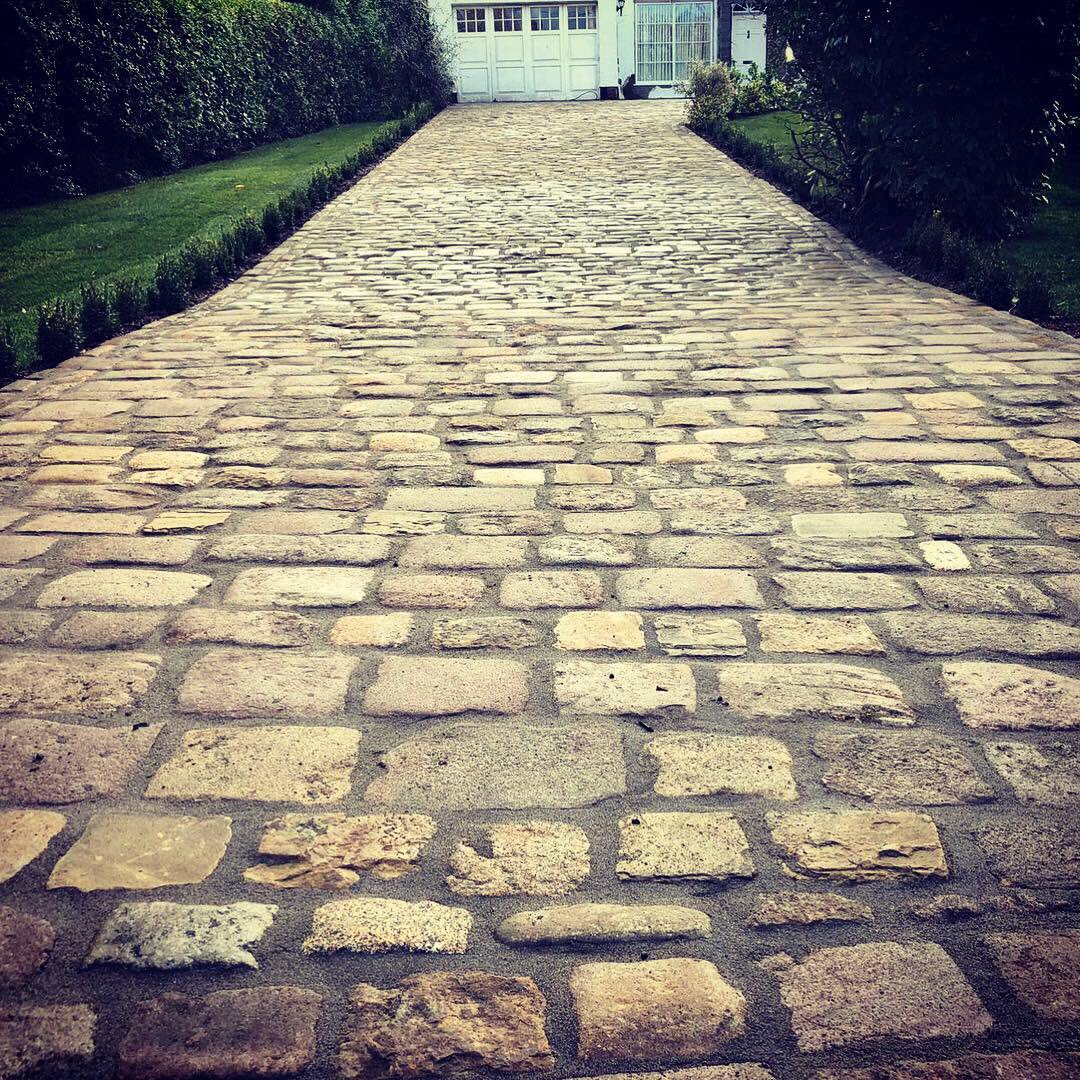 stoneukltd's tweet photo. A very nice project installed by James and his team at JMG Landscaping and Maintenance. For enquiries contact 01995 600 551 (📸JMG) #reclaimed #yorkstone #cobbles #cobbledriveway #stonedriveway #drivewaygoals #landscaper #gardendesign #landscapers #landscapedesign #stoneuk https://t.co/5VT7JLpEJi