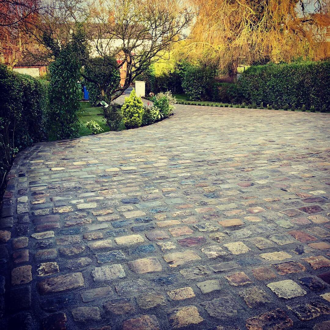 stoneukltd's tweet photo. A very nice project installed by James and his team at JMG Landscaping and Maintenance. For enquiries contact 01995 600 551 (📸JMG) #reclaimed #yorkstone #cobbles #cobbledriveway #stonedriveway #drivewaygoals #landscaper #gardendesign #landscapers #landscapedesign #stoneuk https://t.co/5VT7JLpEJi