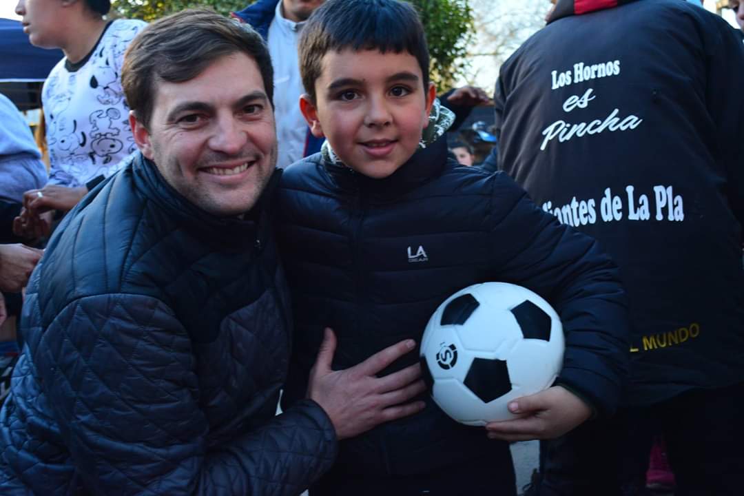 SolidariosLP's tweet photo. Feliz cumpleaños al mejor de todos nosotros, el qué eligió abrazar y ayudar a los más humildes de la ciudad con su Fundación Acción Solidaria. Feliz cumple Ema Polo. En La Plata necesitamos de más ejemplos como vos. https://t.co/bHVJY4lHR4