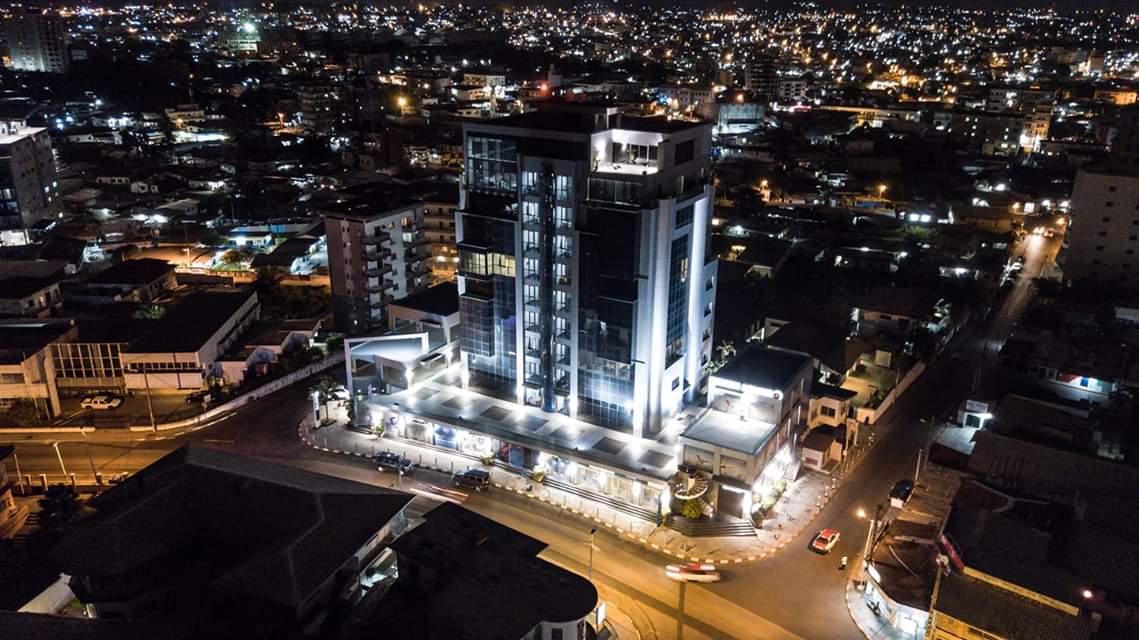 Il fait nuit sur Libreville ..✨🌃

Bonne nuit à tous, À demain ! ❤️🇬🇦 

📷 Gabon 241 Tour