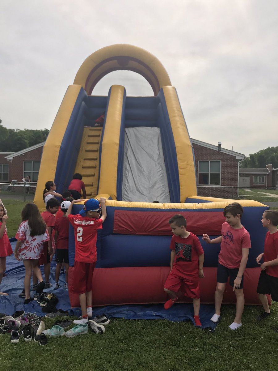 Mrs_Battillo's tweet photo. We had so much fun at field day today! #teamred @RobertsvilleES @RobertsvillePE https://t.co/0aaz07kaur
