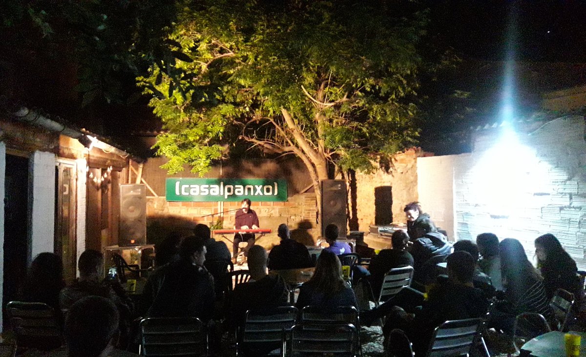 El <a href="/sireduardgener/">Eduard Gener</a> ja està posant música a un nou #divendresPanxo en que hem inaugurat l'exposició de cartells alternatius de #Patum i hem sopat amb els <a href="/cdberga/">Castellers de Berga</a>. Seguim!