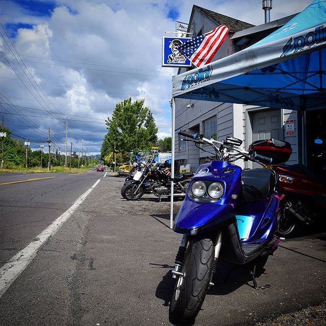 ScooterSwapShop's tweet image. We got all the right colors for a stormy day in Portland. - Hope you all are staying dry out there! Here is a our shop friend David's Prebug Zuma awaiting its Transmission upgrade and upgraded disk breaks while watching the storm pass. 
#Yamaha #Prebug #… bit.ly/2Mz8oIw