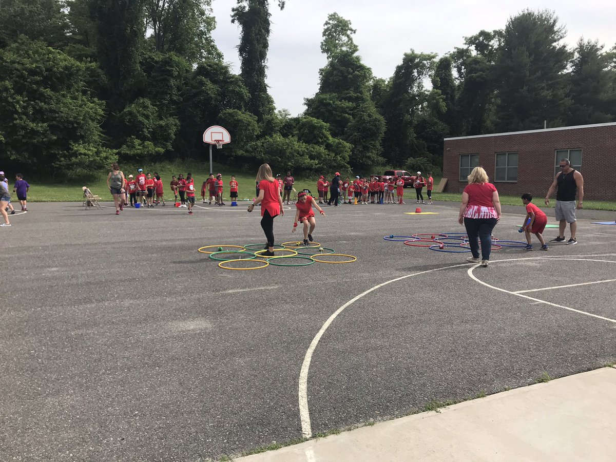 Mrs_Battillo's tweet photo. Field Day Fun! https://t.co/HTgSR48rJy