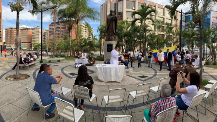 ¡Todos con Neomar! Activistas y sociedad civil comienzan a concentrarse en Chacao...