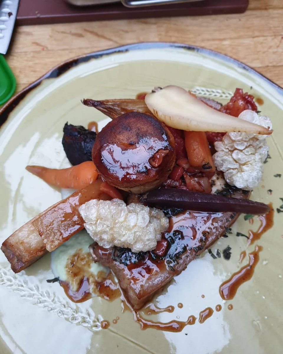 chefthomasclark's tweet photo. Trio of Pork- Slow Braised Belly, Sage Rolled Chop, Rioja Glazed Cheek Served with Potato Fondant, Rainbow Carrots, Leek Puree, A Pork Skin Cracker with a Pancetta &amp; Cider Jus
All supplied by our local butchers @gingerbutchers
#chefthomasclark #privatechef #peakdistrict #bakewell https://t.co/wnxs5nIYMf