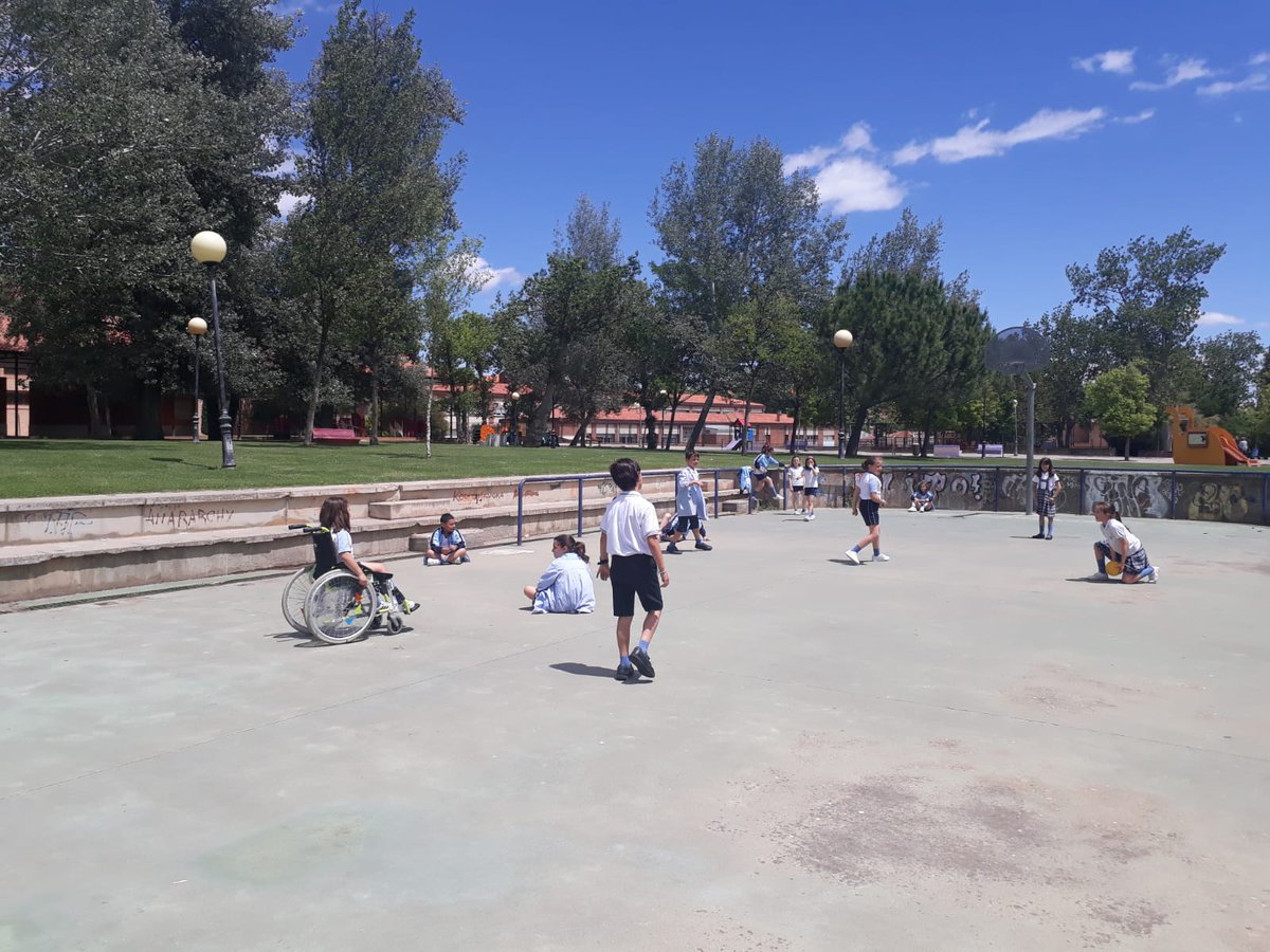 scarned0's tweet photo. Los alumnos de los talleres Let's have some fun y Mágica Ciencia se juntan para cerrar el curso disfrutando del entorno cercano y celebrando todo lo aprendido en el #proyectoexplora https://t.co/H5iPXkEiCu