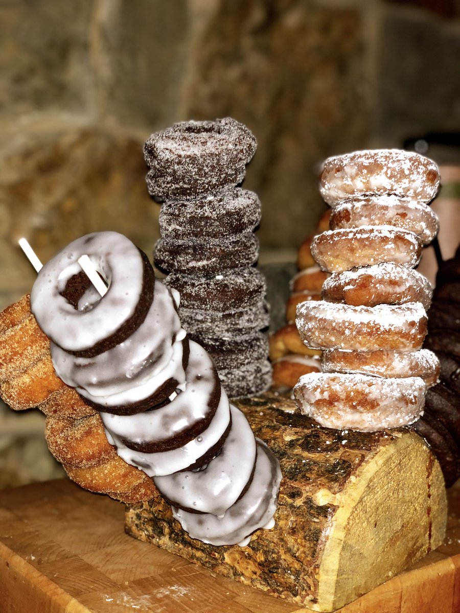 tbearstare's tweet photo. .@FSJacksonHole does #NationalDoughnutDay 🍩 the right way. #FSfoodie #FSJacksonHole https://t.co/Ho9LdV9hIj