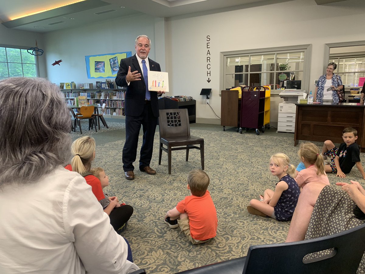 JoCoLaReads's tweet photo. Thanks to GADOE and State School Superintendent Richard Woods for helping Jones County kick off Summer Reading! The children of Jones County love their books! #gadoe #gapines #superjcss #getgareading https://t.co/wDIhMrQ5tp