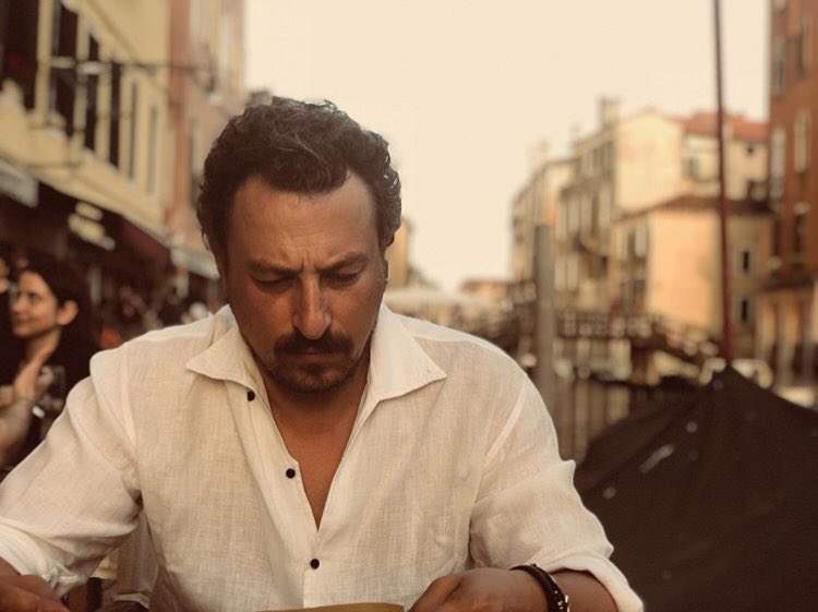 Tam bir karizma. Değerli sanatçı, oyuncu Onur Saylak