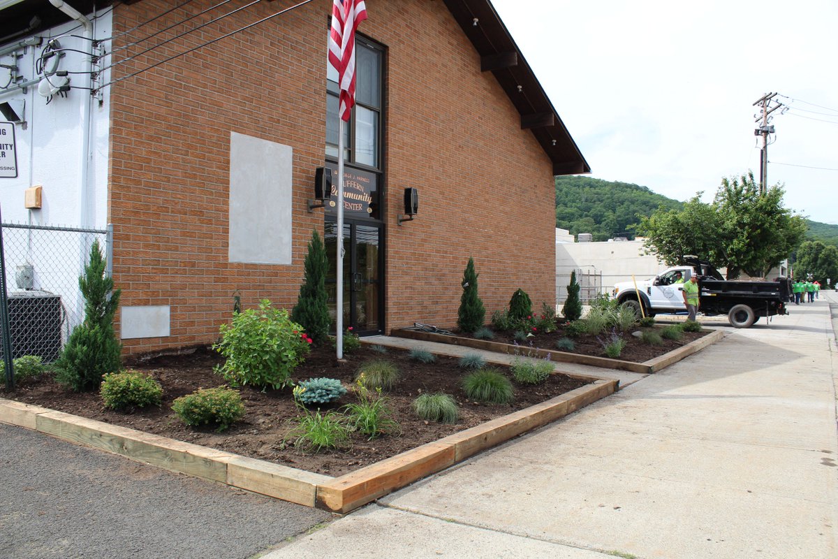 Totalrecallcorp's tweet photo. Our team had a great Convergint Technologies Social Responsibility Day! We helped to make our local community greener and brighter today. 
#ConvergintCares #KeepRocklandBeautiful https://t.co/nY90FB9nzB