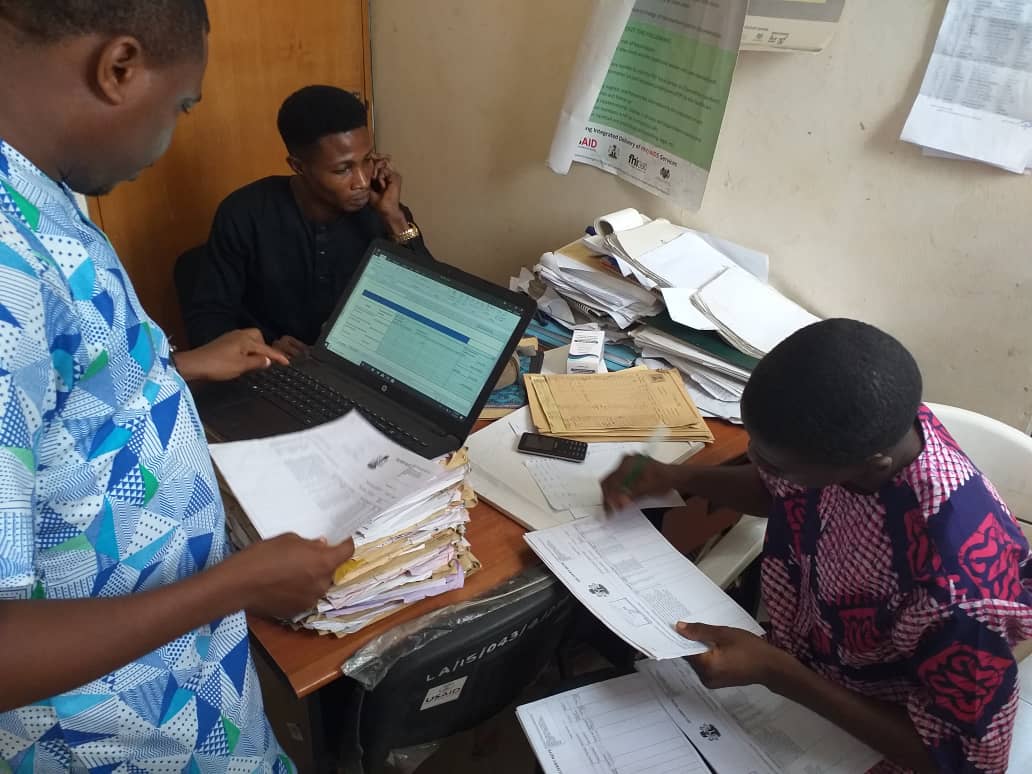 TeamRex11's tweet photo. A successful administration of questionnaires at General Hospital Lagos with the LMCU members and respondents. #TeamRex @zukynokeke @ARC_Nigeria #SupplyChain #healthcare https://t.co/fCIb2aE4u1