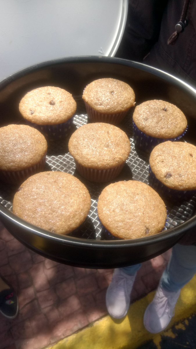 Estuvimos en algunos lugares repartiendo tarjetas, y recaudando fondos venciendo muffins.👌