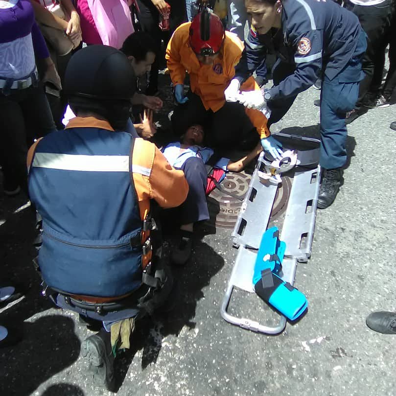 Atendimos adolescente arrollado en la avenida Romulo Gallegos a la altura de Montecristo, en el lugar le aplicamos los primeros auxilios según su condición, para luego trasladarlo al Hospital Domingo Luciani. "Trabajamos para que otros Vivan".
